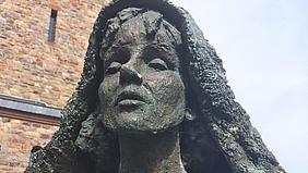 Statue der heiligen Hildegard von Bingen.