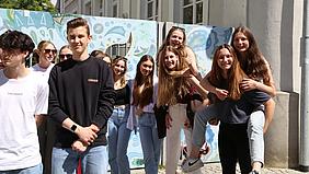 Schülerinnen und Schüler vor dem blauen Tor zu den Gnadenthal-Schulen in Ingolstadt.